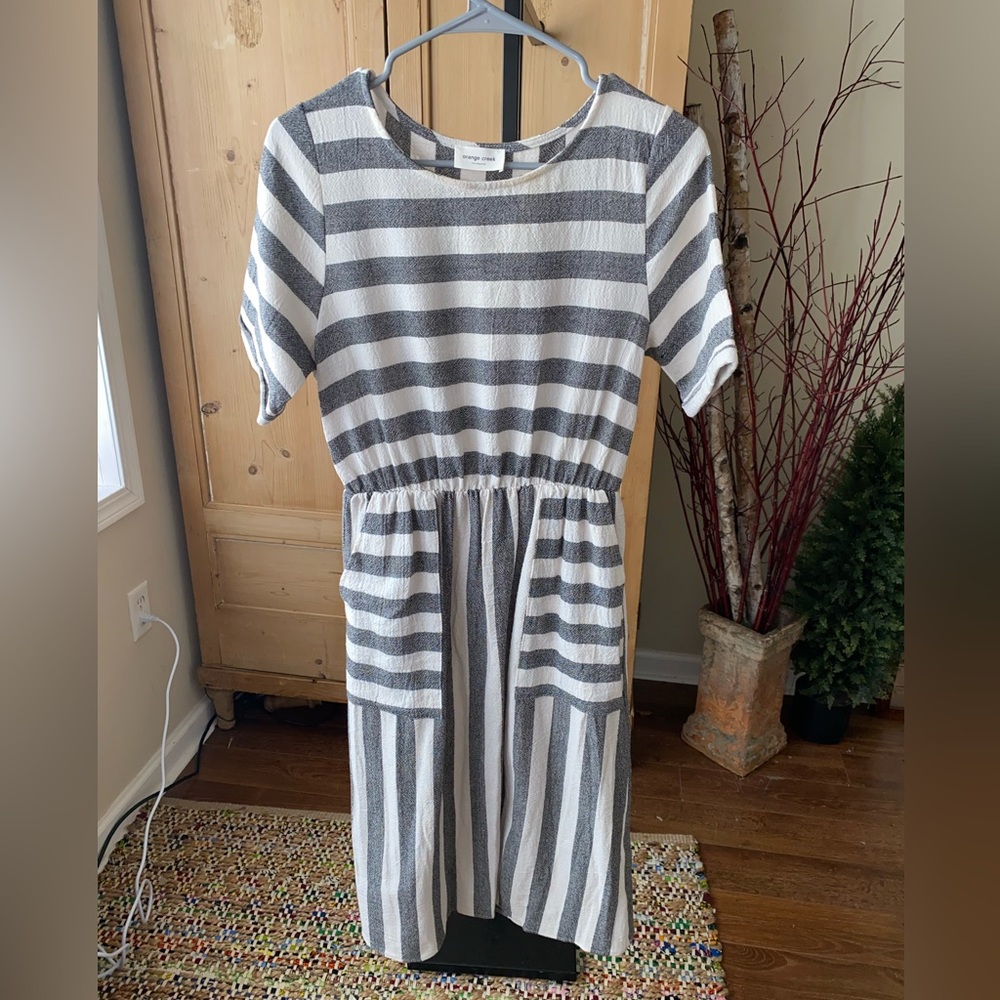 Women’s blue & white striped dress with short sleeves & pockets. Flowy.